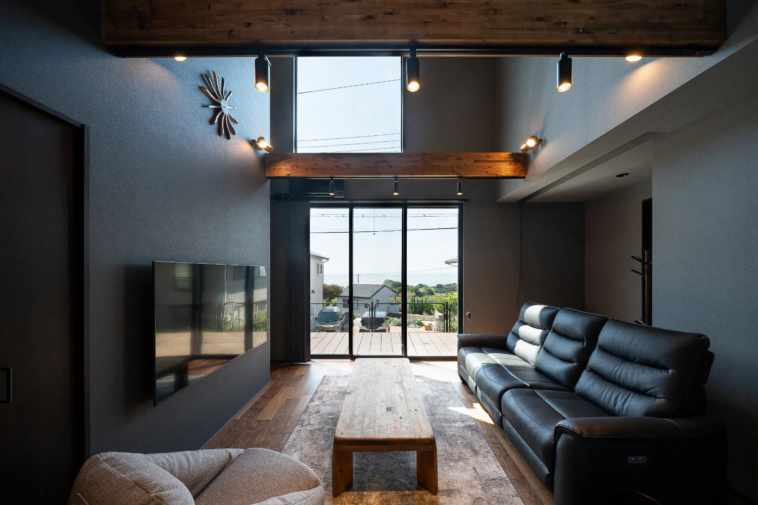 海と山に囲まれた週末の秘密基地ガレージハウス