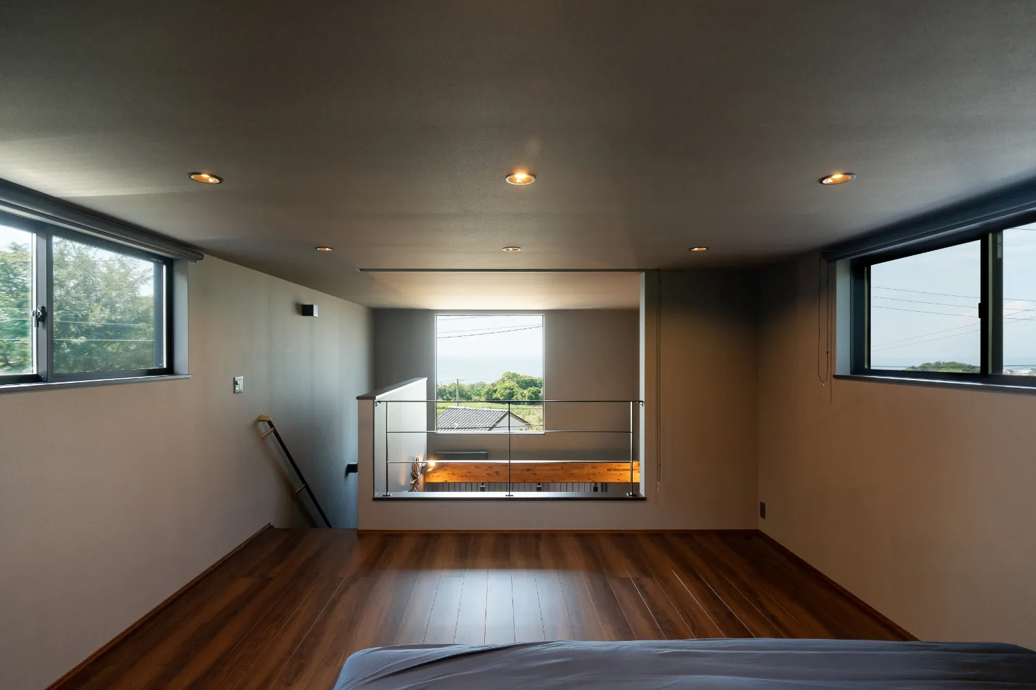 海と山に囲まれた週末の秘密基地ガレージハウス