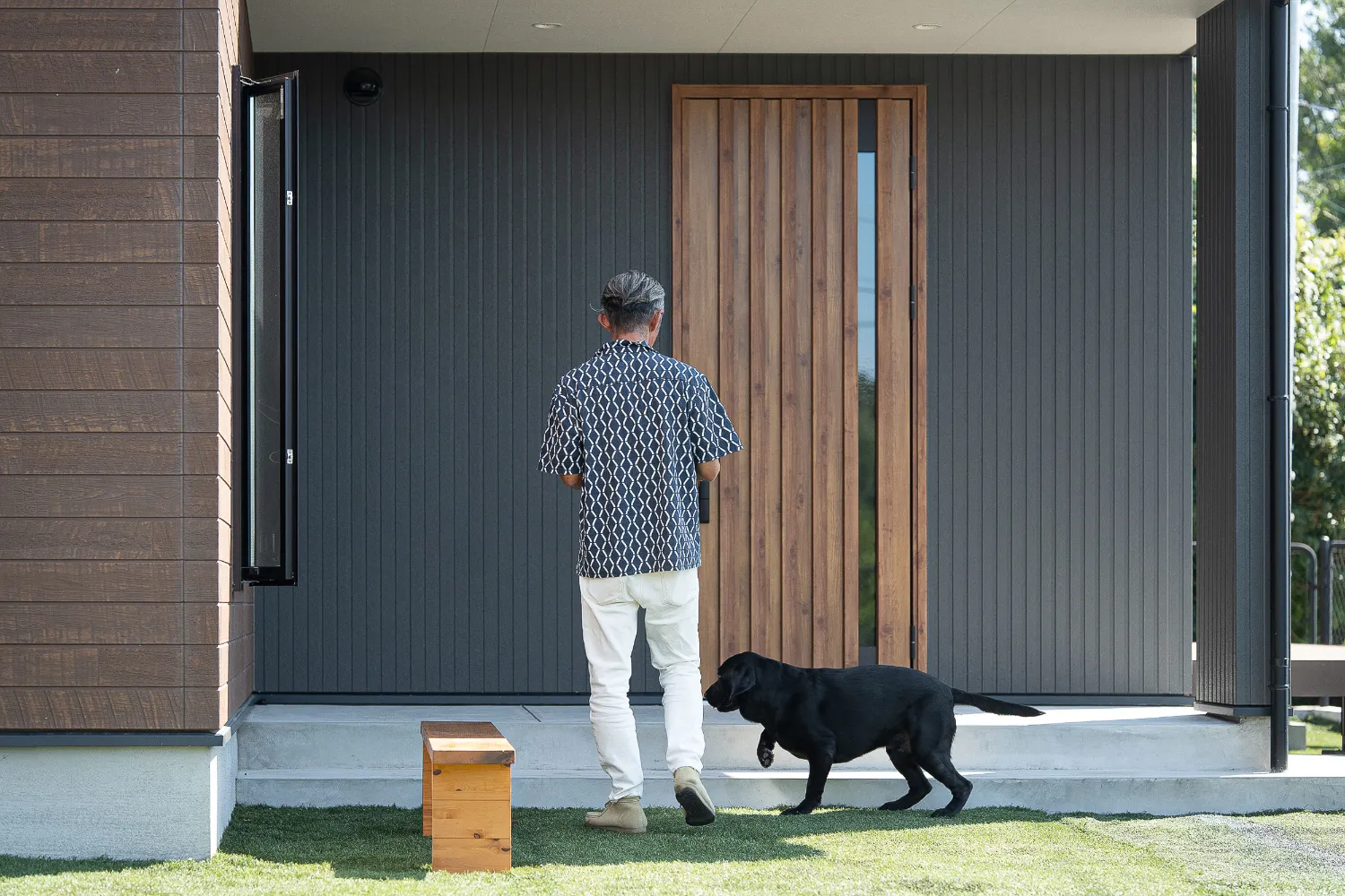 海と山に囲まれた週末の秘密基地ガレージハウス