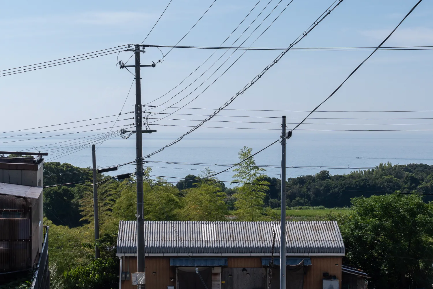 海と山に囲まれた週末の秘密基地ガレージハウス