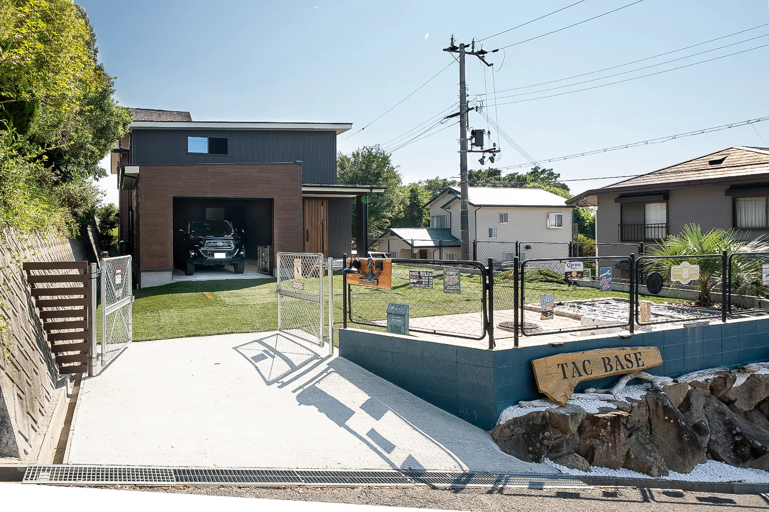 海と山に囲まれた週末の秘密基地ガレージハウス