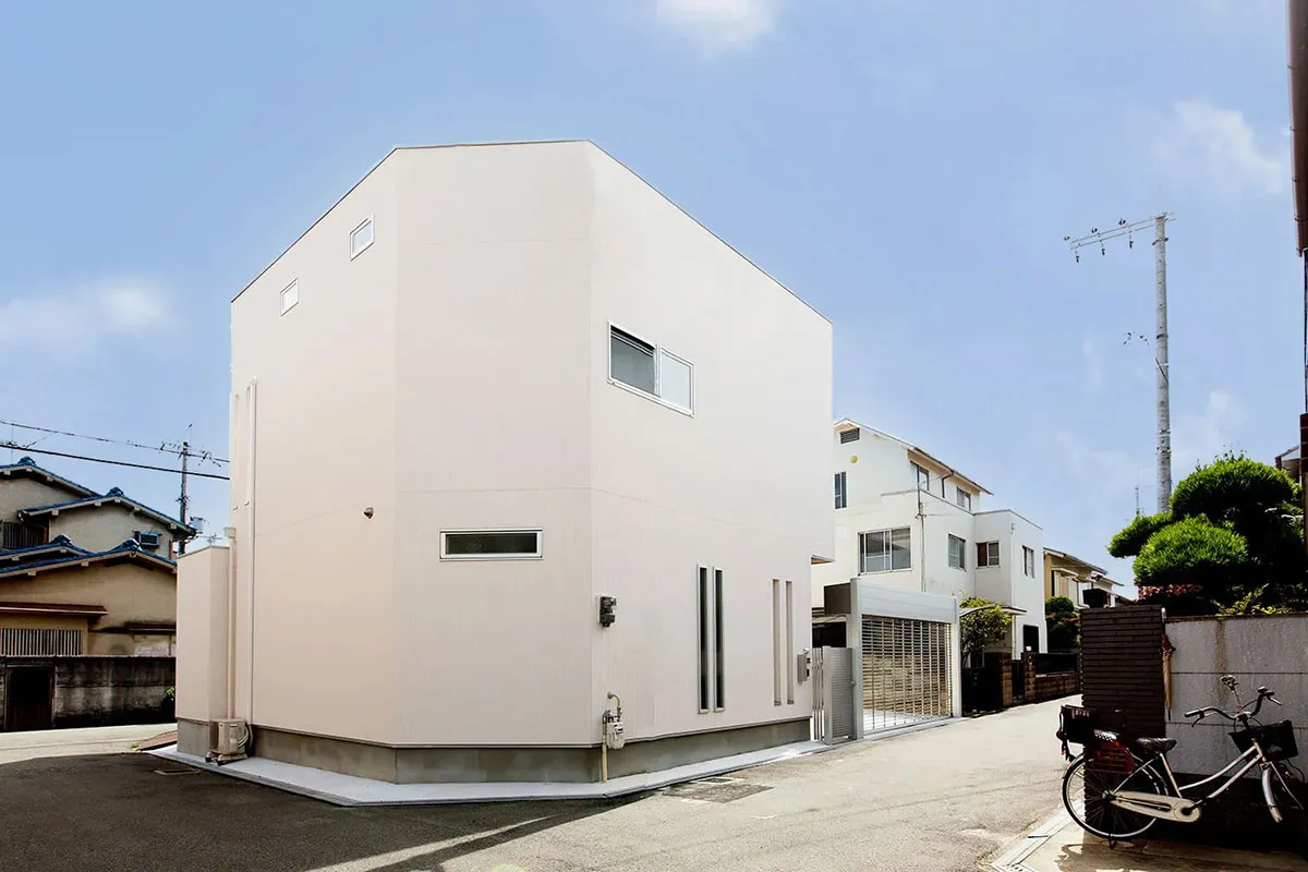 中庭とカーテンのいらないリビングの家