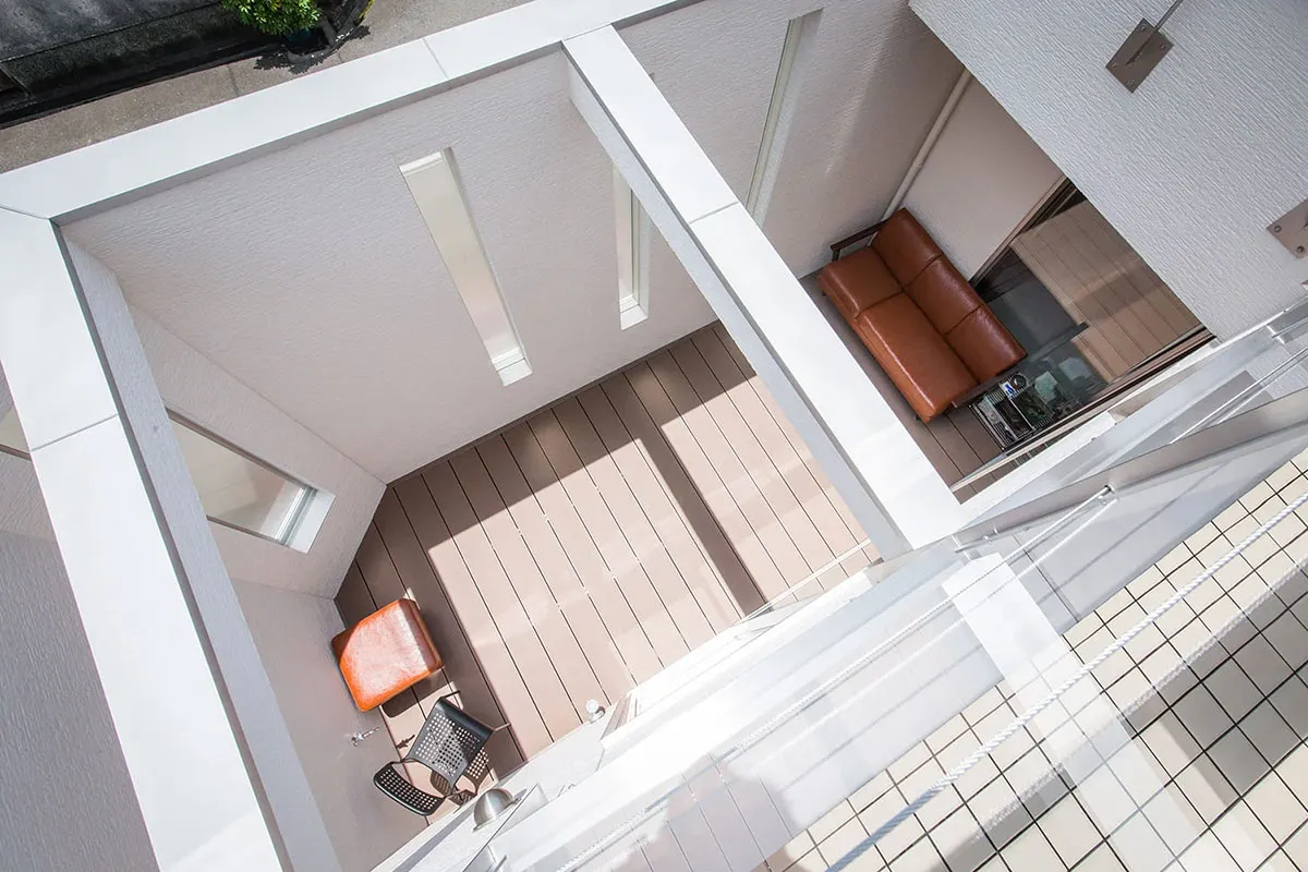 中庭とカーテンのいらないリビングの家