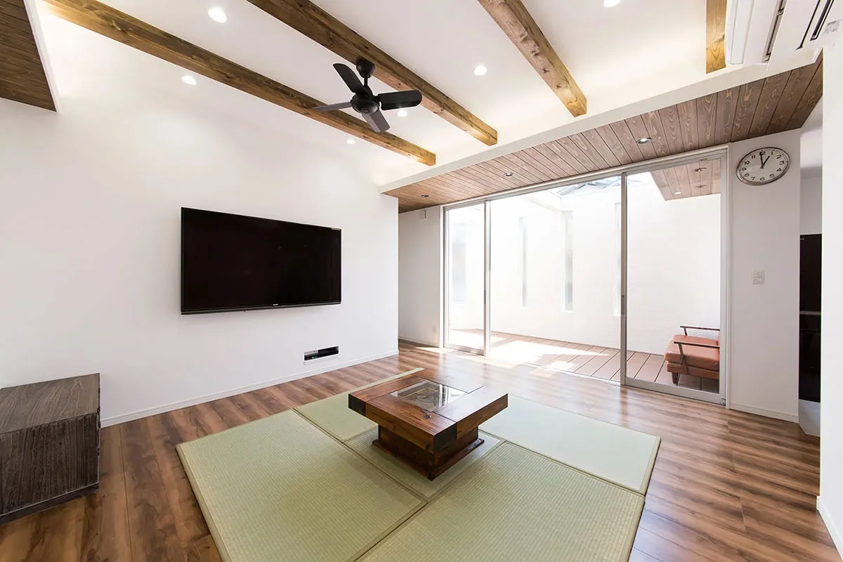 中庭とカーテンのいらないリビングの家