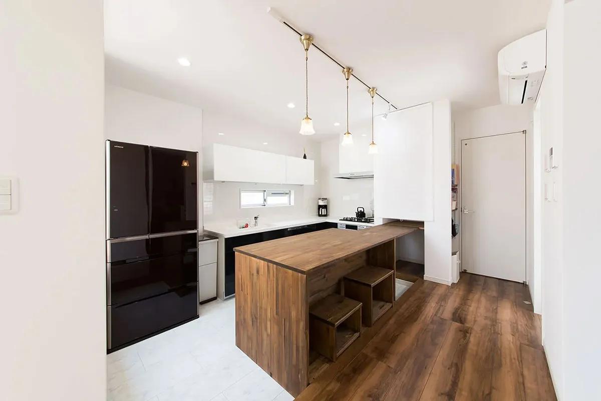 中庭とカーテンのいらないリビングの家