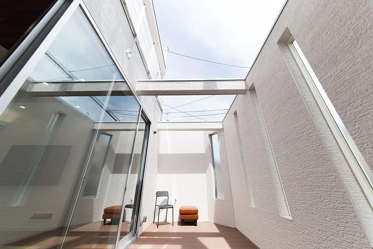 中庭とカーテンのいらないリビングの家