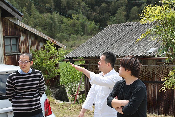 何やらお客様に説明する住宅アドバイザー今浦