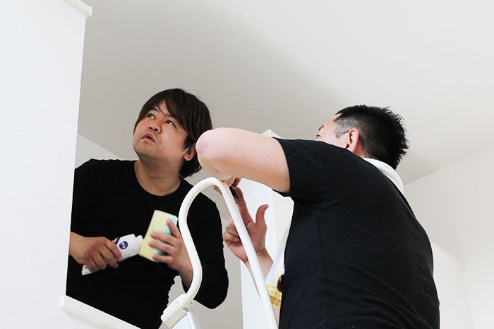 補修工事をする山本氏