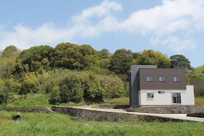 左下の豆つぶのような人が畑の中から撮影する片岡氏。