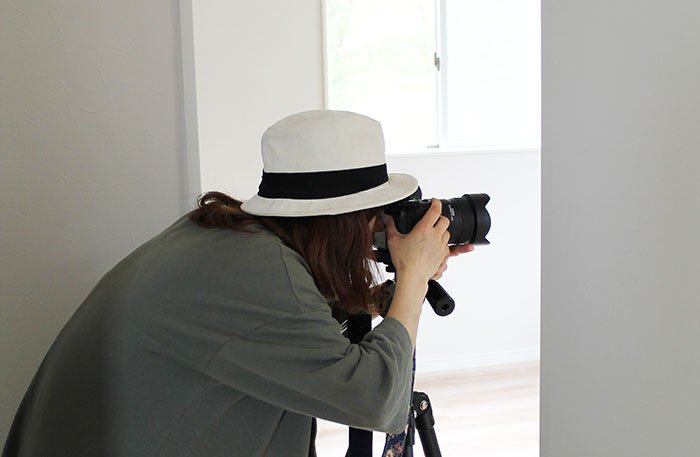 ファインダーをのぞきこむ片岡氏