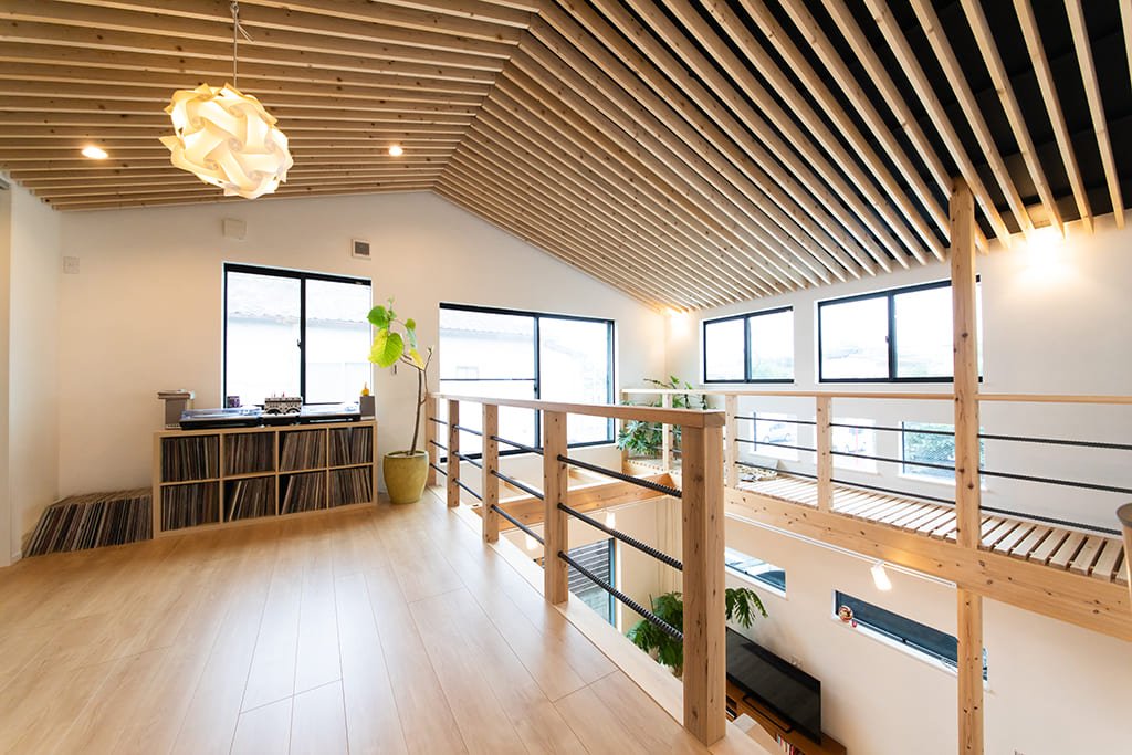 家ツアー 格子天井と窓８個の開放感と添えられたdj 注文住宅 デザイン住宅のコンフォート建築設計工房株式会社