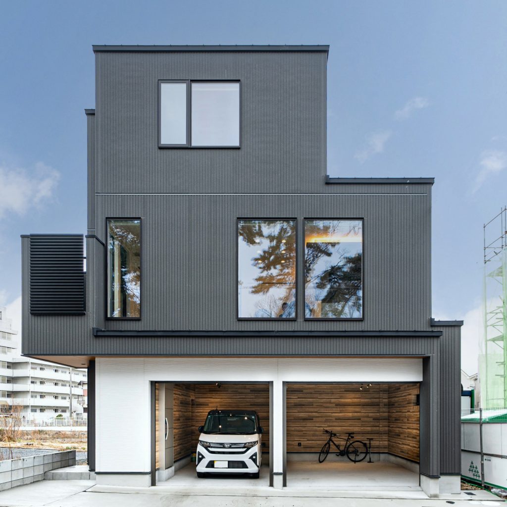 桜並木を望む、暮らしやすいガレージハウスの写真